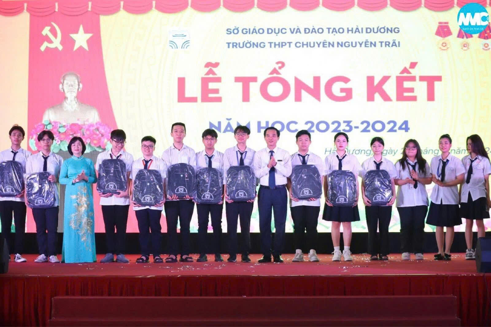 Nhấn để phóng to